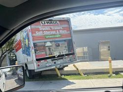 Deretan Foto Mobil Pengantar Paket yang Kocak dan Bikin Geleng-geleng