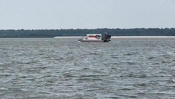 Mobil paket menyebarangi lautan demi kamu. Foto: Boredpanda