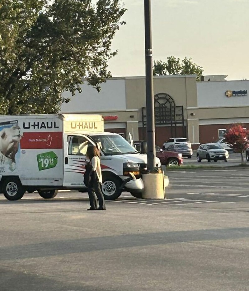 Mobil pengangkut paket