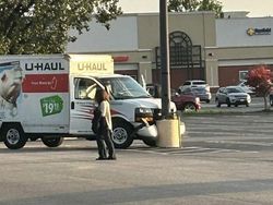 Deretan Foto Mobil Pengantar Paket yang Kocak dan Bikin Geleng-geleng