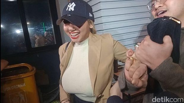 Model Meli 3gp usai diperiksa terkait PH film porno di Polda Metro Jaya pada Selasa (19/9/2023).