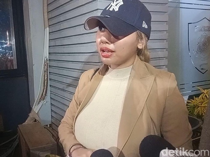Model Meli 3gp usai diperiksa terkait PH film porno di Polda Metro Jaya pada Selasa (19/9/2023).