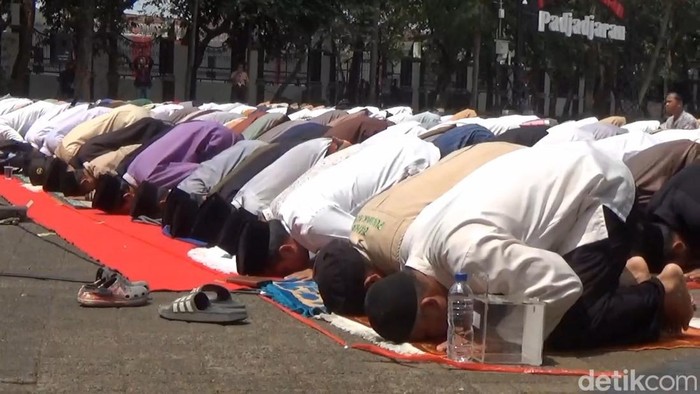 Momen saat warga menggelar salat istisqa minta hujan