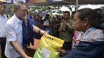 Momen Zulhas Distribusikan Beras 4 Ton ke Warga Sumba