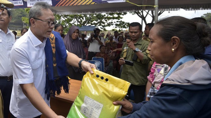Momen Zulhas Distribusikan Beras 4 Ton ke Warga Sumba Momen Zulhas Distribusikan Beras 4 Ton ke Warga Sumba