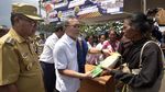 Momen Zulhas Distribusikan Beras 4 Ton ke Warga Sumba
