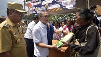 Dia pun turut mengajak pemerintah daerah setempat untuk bersama-sama membantu memenuhi kebutuhan bahan pokok bagi masyarakat.