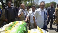 Ini momen saat Zulhas membagikan beras sebanya 4 ton ke warga Sumba, NTT, Selasa (19/9/2023).