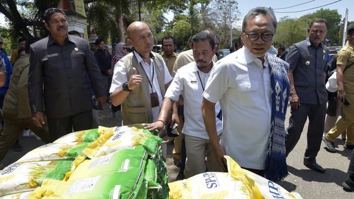 Momen Zulhas Distribusikan Beras 4 Ton ke Warga Sumba Momen Zulhas Distribusikan Beras 4 Ton ke Warga Sumba