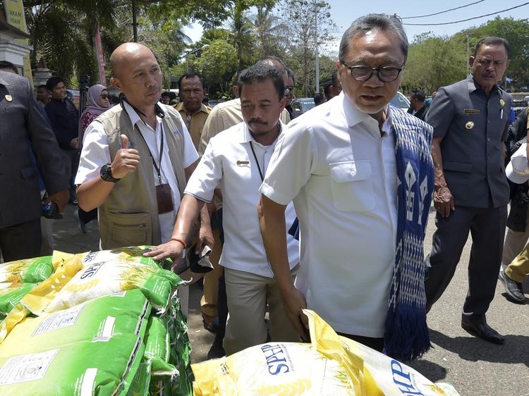Momen Zulhas Distribusikan Beras 4 Ton ke Warga Sumba