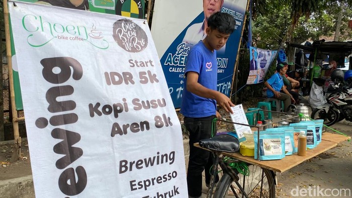 Najib saat menjajakan kopi dengan sepeda onthelnya.