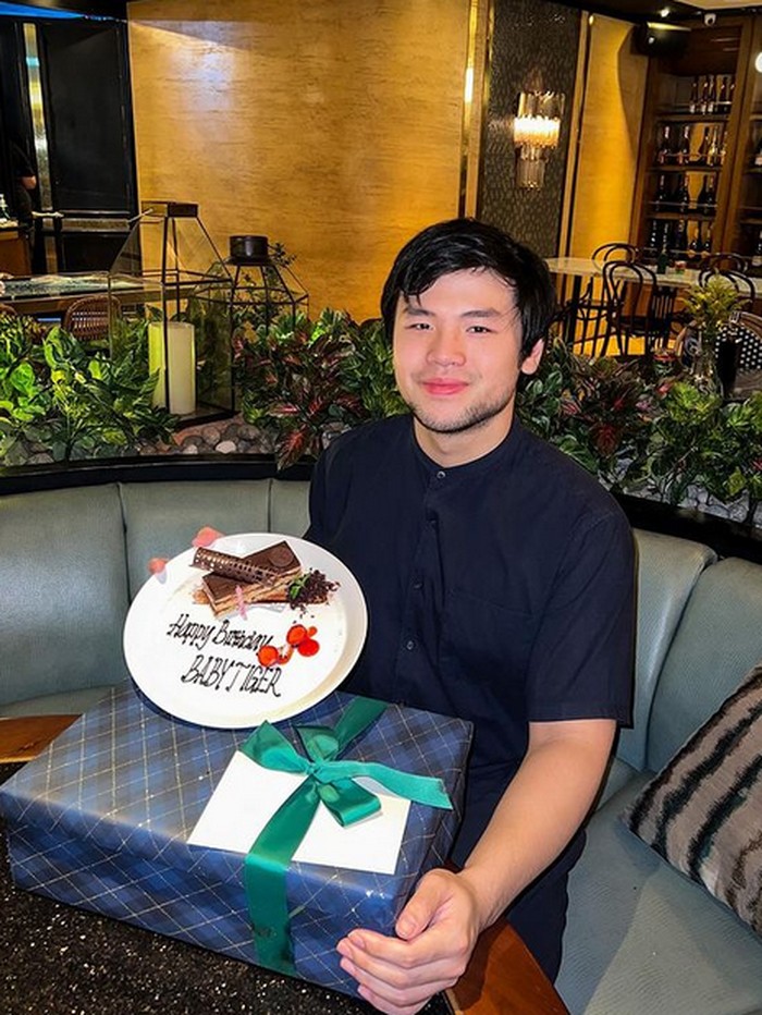 Nicholas Sean Rayakan Ultah dengan Makan Malam Mewah Bareng Teman Dekatnya Nicholas Sean Rayakan Ultah dengan Makan Malam Mewah Bareng Teman Dekatnya