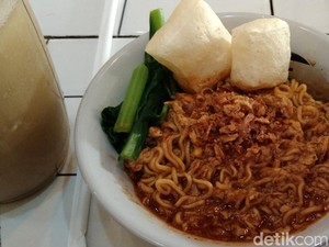 Incip Mie Bangladesh di Kafe Khas Pecinan Distrik Metropolitan Surabaya