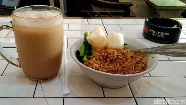 Nikmatnya mie Bangladesh di Distrik Metropolitan Surabaya