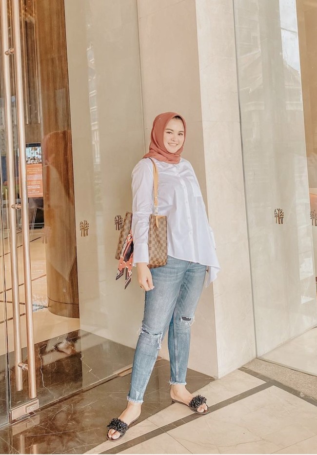 Penampilan dengan barang-barang mewahnya itu kini dicurigai hasil dari pencucian uang. Di Instagramya, Nur Utami menuliskan bahwa dia seorang pengusaha baju. Foto: Dok. Instagram