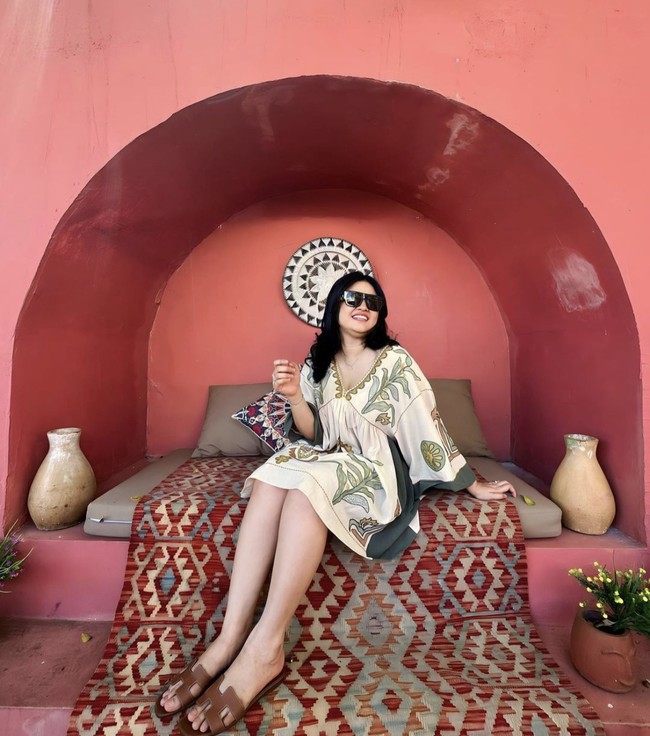 Dalam foto ini, di mana Nur Utami berpose tersenyum menikmati liburannya dengan sandal Hermes, namun dia mendapatkan banyak hujatan. Berlagak seperti pengusaha & selebgram, padahal gembong narkoba, begitu sindir netizen. Foto: Dok. Instagram