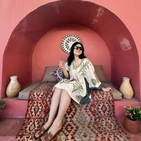 Dalam foto ini, di mana Nur Utami berpose tersenyum menikmati liburannya dengan sandal Hermes, namun dia mendapatkan banyak hujatan. Berlagak seperti pengusaha & selebgram, padahal gembong narkoba, begitu sindir netizen. Foto: Dok. Instagram