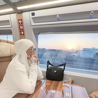 Foto Nur Utami dalam perjalanan umrah. Ia berpose dengan hijab putih dan tas Hermes. Kolom komentar di foto ini disindir oleh netizen. Apa hukumnya ibadah tapi menggunakan uang yang dicuci? sindir netizen: Foto: Dok. Instagram