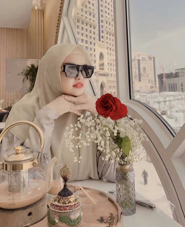 Selebgram Nur Utami ditangkap setelah pulang umrah atas kasus tindak pencucian uang. Dia diduga terlibat dan menikmati uang hasil kejahatan narkoba yang dilakukan oleh suaminya, Saru dalam jaringan Fredy Pratama. Foto: Dok. Instagram/nurutami.s