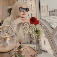 Selebgram Nur Utami ditangkap setelah pulang umrah atas kasus tindak pencucian uang. Dia diduga terlibat dan menikmati uang hasil kejahatan narkoba yang dilakukan oleh suaminya, Saru dalam jaringan Fredy Pratama. Foto: Dok. Instagram/nurutami.s