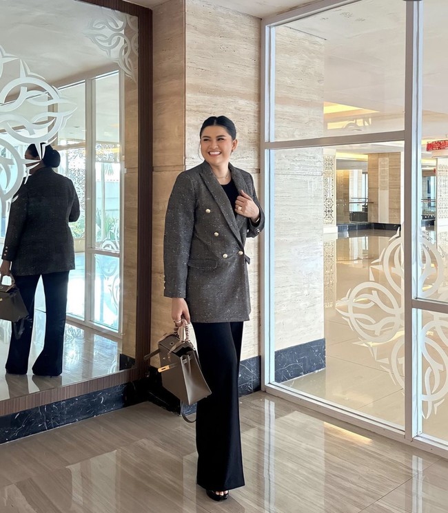Di Instagramnya, pemilik lebih dari 21 ribu followers itu kerap memamerkan gaya mewah. Inilah penampilannya dengan setelan blazer sambil membawa tas Hermes. Foto: Dok. Instagram/nurutami.s