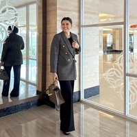 Di Instagramnya, pemilik lebih dari 21 ribu followers itu kerap memamerkan gaya mewah. Inilah penampilannya dengan setelan blazer sambil membawa tas Hermes. Foto: Dok. Instagram/nurutami.s