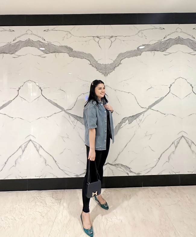 Tak hanya mengoleksi Hermes seri Birkin, namun Nur Utami juga memiliki tas Hermes lainnya. Inilah penampilannya membawa Hermes tipe Constance. Foto: Dok. Instagram/@nurutami.s