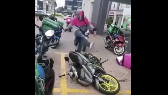 Ojol di Malaysia rusak motor yang mau ditarik leasing gegara nunggak bayar 3 tahun