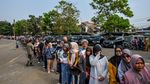Antrean Panjang di Operasi Pasar Beras di Bandung