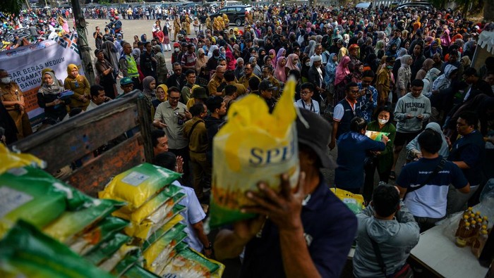 Operasi pasar murah di Bandung Petugas menurunkan beras medium saat operasi pasar murah di Monumen Perjuangan, Bandung, Jawa Barat, Selasa (19/9/2023). Pemerintah Kota Bandung didukung oleh Bank Indonesia Perwakilan Jawa Barat dan Bulog menggelar operasi pasar murah untuk beras medium yang dijual dengan harga khusus guna menstabilkan harga beras yang mengalami kenaikan harga sejak beberapa waktu lalu. ANTARA FOTO/Raisan Al Farisi/foc.