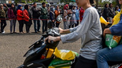 Antrean Panjang di Operasi Pasar Beras di Bandung