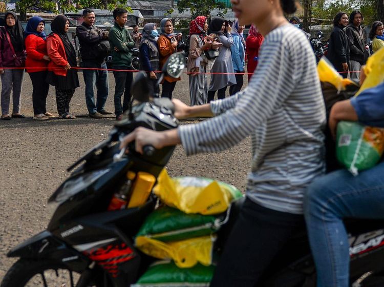 Antrean Panjang di Operasi Pasar Beras di Bandung