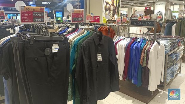 Pakaian formal pria merk Alisan di Transmart (CNBC Indonesia/Martyasari Rizky)