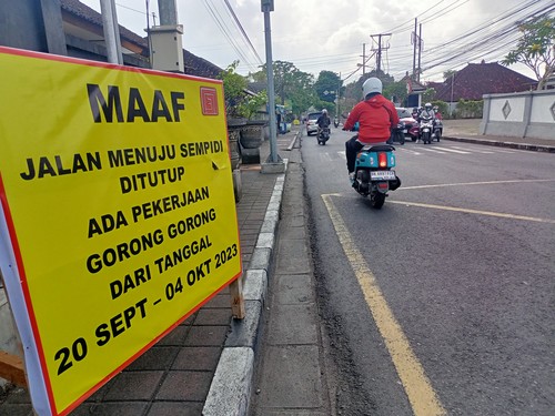 Papan pengumuman penutupan ruas jalan Sempidi-Dalung, Kabupaten Badung, terkait perbaikan gorong-gorong, Selasa (19/9/2023). (Agus Eka/detikBali)