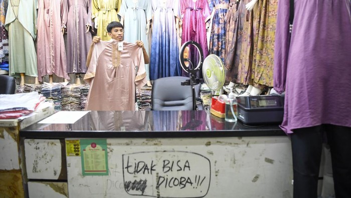 Pedagang Tanah Abang berjualan secara daring Pedagang menawarkan dagangannya secara daring melalui media sosial di Pasar Tanah Abang, Jakarta, Selasa (19/9/2023). Sejumlah pedagang di pasar tersebut menyatakan mengkombinasikan dengan penjualan daring guna meningkatkan penjualan dan menjangkau pasar yang lebih luas. ANTARA FOTO/M Risyal Hidayat/aww.