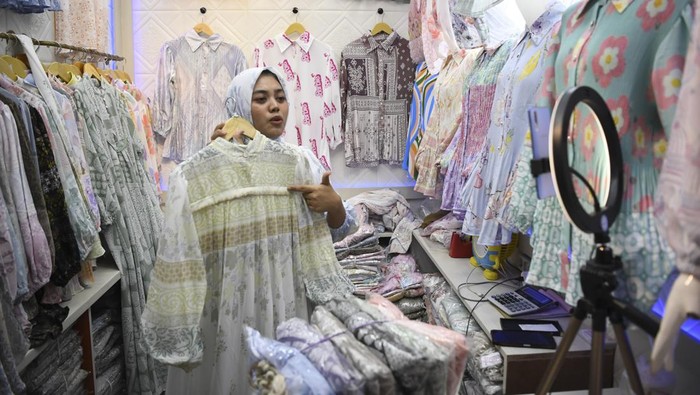 Pedagang menawarkan dagangannya secara daring melalui media sosial di Pasar Tanah Abang, Jakarta, Selasa (19/9/2023). Sejumlah pedagang di pasar tersebut menyatakan mengkombinasikan dengan penjualan daring guna meningkatkan penjualan dan menjangkau pasar yang lebih luas. ANTARA FOTO/M Risyal Hidayat/aww.