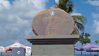 Pelataran dan monumen batu peresmian pembangunan tembok Pantai Samigita oleh Bupati Badung Nyoman Giri Prasta.