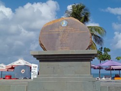Pelataran dan monumen batu peresmian pembangunan tembok Pantai Samigita oleh Bupati Badung Nyoman Giri Prasta.