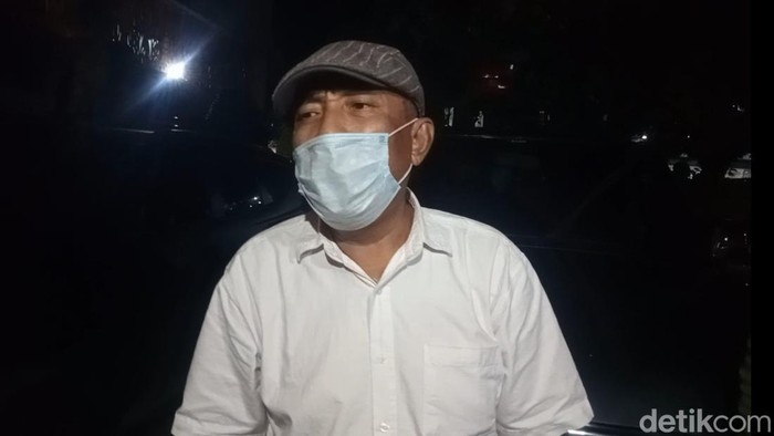 Pelawak Ujang Ronda usai diperiksa terkait PH film porno di Polda Metro Jaya pada Selasa (19/9/2023).