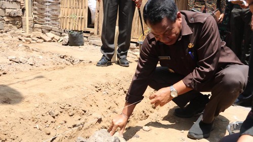 Peletakan batu pertama bantuan bedah rumah tidak layak huni (RTLH) di Kabupaten Buleleng, Bali, Selasa (19/9/2023). (Foto: Pemkab Buleleng)