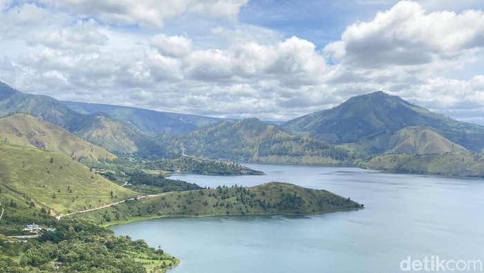 Pemandangan indah Danau Toba dari Bukit Holbung. (Winda Yanti Samosir/detikSumut)