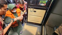 Rahima menjalani pemeriksaan dengan berkursi roda.  