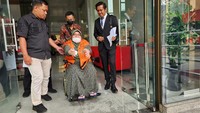 Rahima keluar gedung KPK usai menjalani pemeriksaan, Selasa (19/9/2023.  
