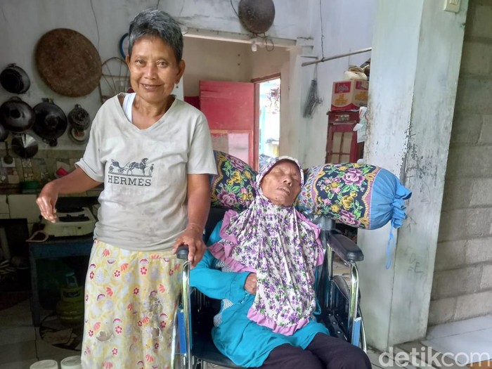 pemuda Banyuwangi yang merawat sang Ibu lumpuh seorang diri dapat kursi Roda