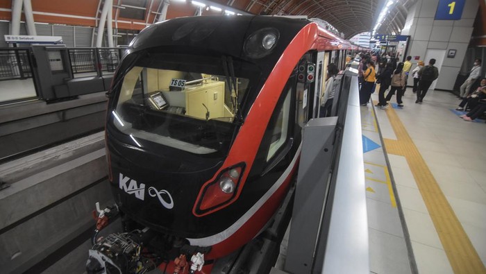 Pekerja membersihkan lantai gerbong kereta ringan atau Light Rail Transit (LRT) di Jakarta, Senin (18/9/2023). LRT Jabodebek kembali melakukan penambahan jumlah perjalanan dari 158 perjalanan setiap harinya bertambah menjadi 230 perjalanan per hari yang resmi diberlakukan pada Senin (18/9) guna memenuhi peningkatan kebutuhan para pengguna jasa. ANTARA FOTO/Indrianto Eko Suwarso/tom.