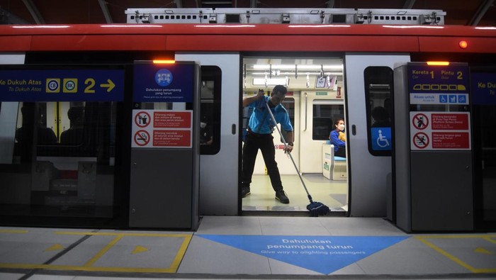 Pekerja membersihkan lantai gerbong kereta ringan atau Light Rail Transit (LRT) di Jakarta, Senin (18/9/2023). LRT Jabodebek kembali melakukan penambahan jumlah perjalanan dari 158 perjalanan setiap harinya bertambah menjadi 230 perjalanan per hari yang resmi diberlakukan pada Senin (18/9) guna memenuhi peningkatan kebutuhan para pengguna jasa. ANTARA FOTO/Indrianto Eko Suwarso/tom.
