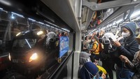 Pada hari kerja Senin sampai Jumat, jam sibuk sibuk (06.00 s.d 08.59 WIB dan 16.00 s.d 18.59 WIB): mulai dari Rp 3.000 untuk 1 km pertama, ditambah Rp 700/km selanjutnya. Tarif maksimal Rp20.000. Sedangkan pada jam non sibuk (awal jam operasi s.d 05.59, 09.00 s.d 15.59 WIB dan 19.00 s.d akhir jam operasi): mulai dari Rp 3.000 untuk 1 km pertama, ditambah Rp 700/km selanjutnya. Tarif maksimal Rp 10.000. ANTARA FOTO/Indrianto Eko Suwarso