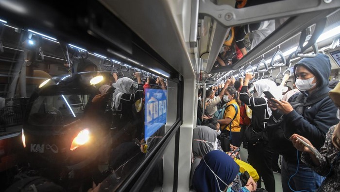 Penambahan jumlah perjalanan LRT Jabodebek Pekerja membersihkan lantai gerbong kereta ringan atau Light Rail Transit (LRT) di Jakarta, Senin (18/9/2023). LRT Jabodebek kembali melakukan penambahan jumlah perjalanan dari 158 perjalanan setiap harinya bertambah menjadi 230 perjalanan per hari yang resmi diberlakukan pada Senin (18/9) guna memenuhi peningkatan kebutuhan para pengguna jasa. ANTARA FOTO/Indrianto Eko Suwarso/tom.