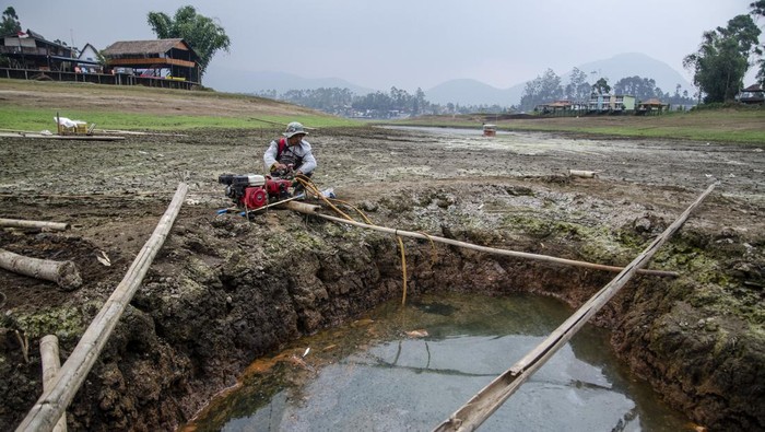 Warga memeriksa sumur dadakan untuk irigasi pertanian di area yang kering kawasan Situ Cileunca, Pangalengan, Kabupaten Bandung, Jawa Barat, Selasa (19/9/2023). Situ Cileunca yang merupakan salah satu pemasok persediaan air baku untuk wilayah Bandung Raya tersebut mengalami penyusutan debit air sekitar 40 persen atau 7 hingga 20 meter akibat musim kemarau panjang sehingga berdampak terganggunya pasokan air bersih ke sekitar 100 ribu warga sekitar. ANTARA FOTO/Novrian Arbi/YU