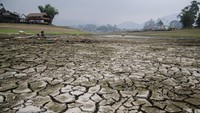 Hal ini berdampak terganggunya pasokan air bersih ke sekitar 100 ribu warga sekitar.